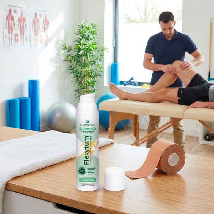 Kinésithérapeute utilisant Flexytum Gel 100 ml Nutrinia